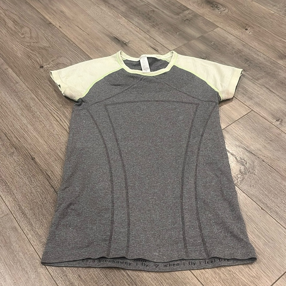 IVIVVA SWIFTLY!!!! Size 14 (kids) trendy athletic shirt